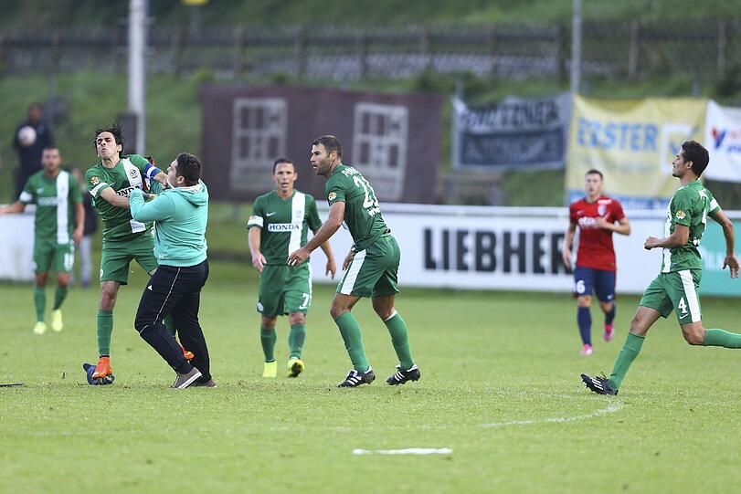Hass und Gewalt: Prügel-Fans stürmen das Feld mit Palästina-Fahnen und gehen auf die Spieler der israelischen Mannschaft los. Die Bilder.