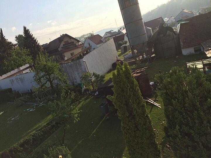 In Affing hat der Tornado gewütet und Häuser abgedeckt.