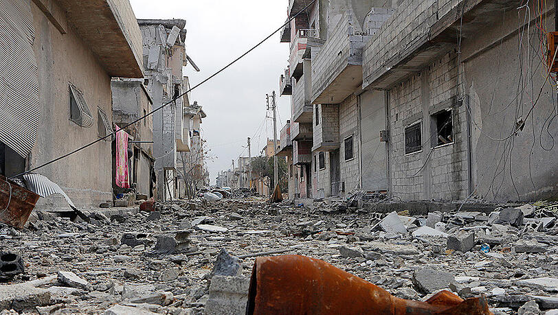 Eine Mörsergranate liegt in einer völlig zerstörten Straße im syrischen
Kobane: In den Krisenregionen eskaliert die Lage zunehmend.