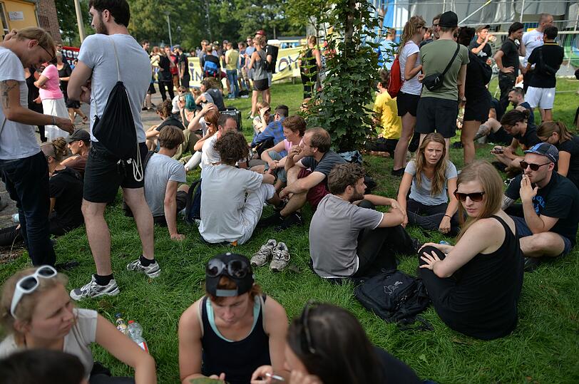 Unterstützer von 51 Flüchtlingen verhindern die Verlegung nach Heidenau.