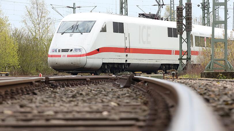 In einem ICE auf der Strecke von München nach Dortmund hat ein Betrunkener einen Fahrgast mit einem Messer angegriffen und verletzt.