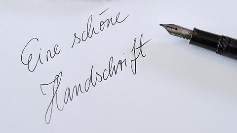 "Eine schöne Handschrift" verrät viel über die Persönlichkeit, weiß der Experte Helmut Ploog. Doch Schönschrift wird immer weniger gepflegt.