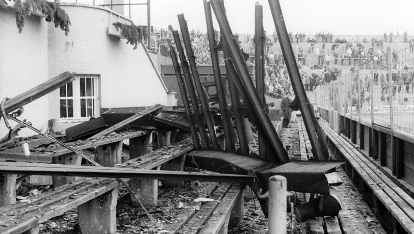 Die verbrannte Haupttribüne im Stadion an der Grünwalder Straße Die verbrannte Haupttribüne im Stadion an der Grünwalder Straße