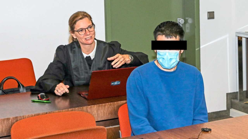 Deniz Z. mit seiner Anwältin.