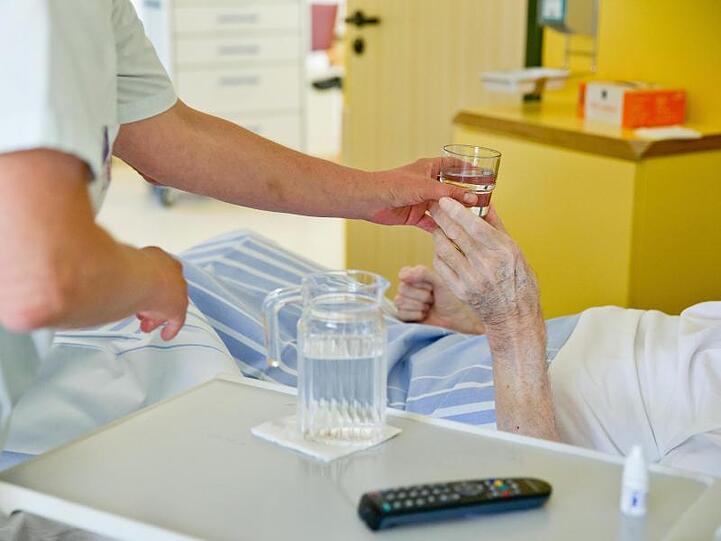 Krankenpflege im Klinikum Nürnberg. Foto: Daniel Karmann/dpa/Symbolbild