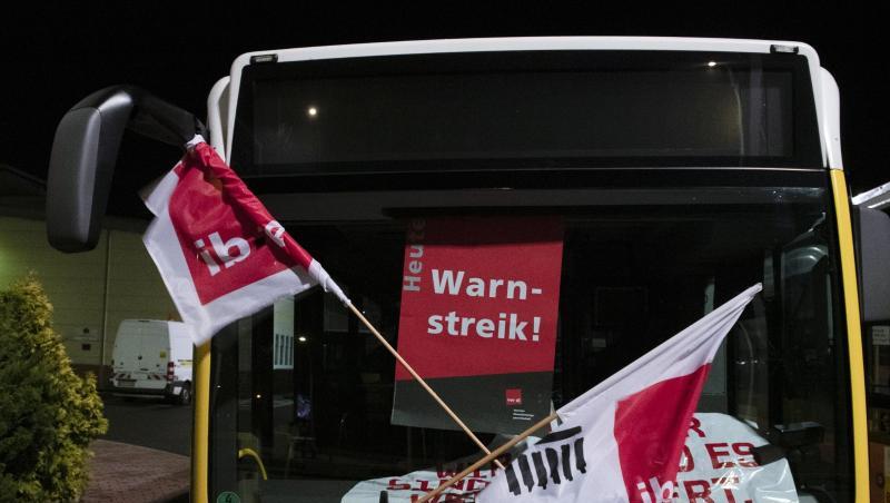 "Warnstreik" steht auf dem Plakat an einem Bus, der in der Zufahrt zum Betriebshof der Berliner Verkehrsbetriebe (BVG) an der Siegfriedstraße steht. "Warnstreik" steht auf dem Plakat an einem Bus, der in der Zufahrt zum Betriebshof der Berliner Verkehrsbetriebe (BVG) an der Siegfriedstraße steht.