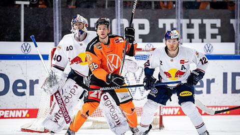 Wolfsburgs Jonas Enlund und EHC-Goalie Haukeland.