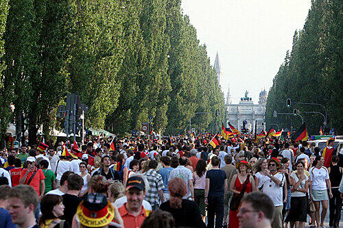 Deutsche Fans feiern 2006 auf der Leopoldstraße den Sieg: Am Sonntagabend dürfte es eng werden, weil zuvor Streetlife und Corso Leopold hier steigen.