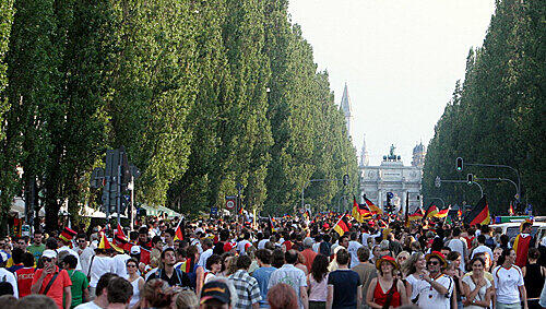 Deutsche Fans feiern 2006 auf der Leopoldstraße den Sieg: Am Sonntagabend dürfte es eng werden, weil zuvor Streetlife und Corso Leopold hier steigen. Deutsche Fans feiern 2006 auf der Leopoldstraße den Sieg: Am Sonntagabend dürfte es eng werden, weil zuvor Streetlife und Corso Leopold hier steigen.