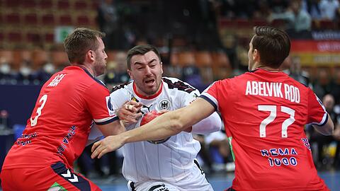 Deutschlands Jannik Kohlbacher (M) wird von den Norwegern Vetle Aga Eck (l) und Magnus Abelvik Röd gestoppt.