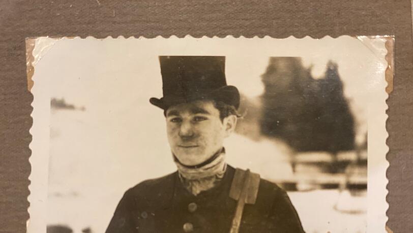 Das Bild zeigt Lorenz Zitzmann als jungen Mann in den Nachkriegsjahren in einer weißen Oberpfälzer Schneelandschaft stehend.