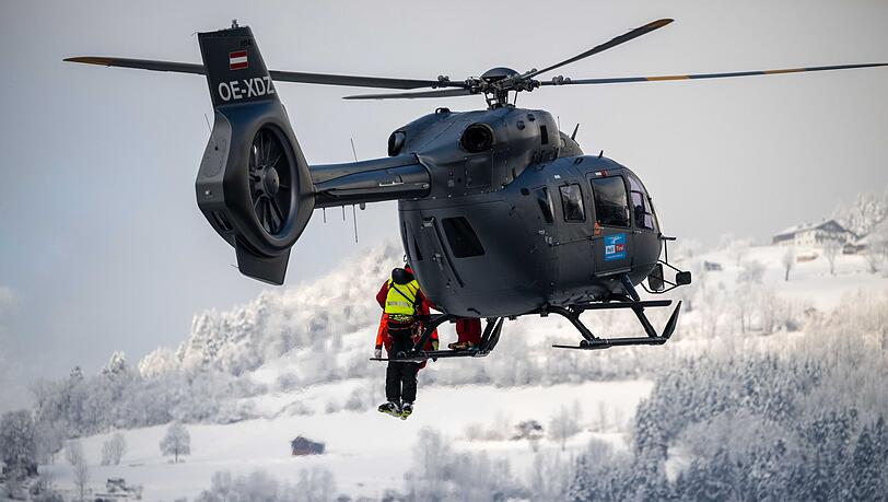 Der Oberbayer wurde nach dem t&ouml;dlichen Sturz auf der roten Piste von Einsatzkr&auml;ften geborgen. (Symbolbild)