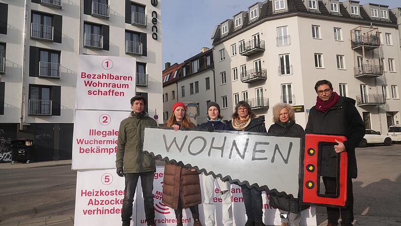 V.l.: die Linken-Politiker Christian Schwarzenberger und Liliana Parente mit den betroffenen Mieterinnen Constanze Ziegler und Stephanie Wasser, sowie Sabine Herrmann vom Mietsh&auml;usersyndikat. Ganz au&szlig;en: Stefan Jagel.