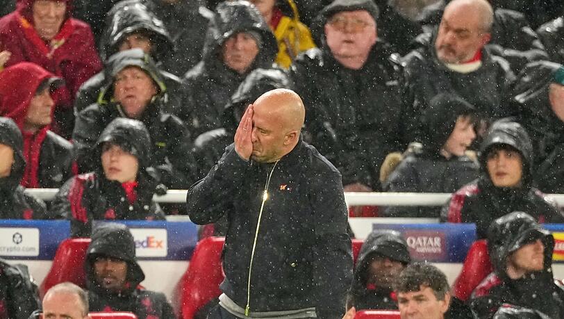 Slot steht im R&uuml;ckspiel im Regen.