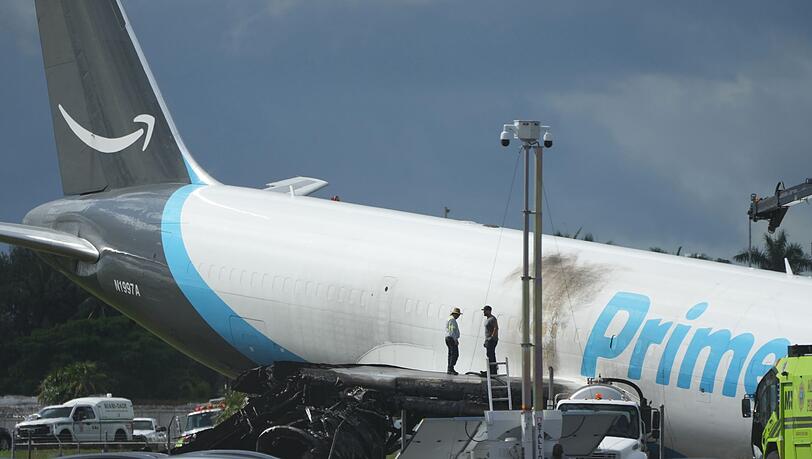 Das Flugzeug schoss über die Landebahn hinaus. Das Flugzeug schoss über die Landebahn hinaus.