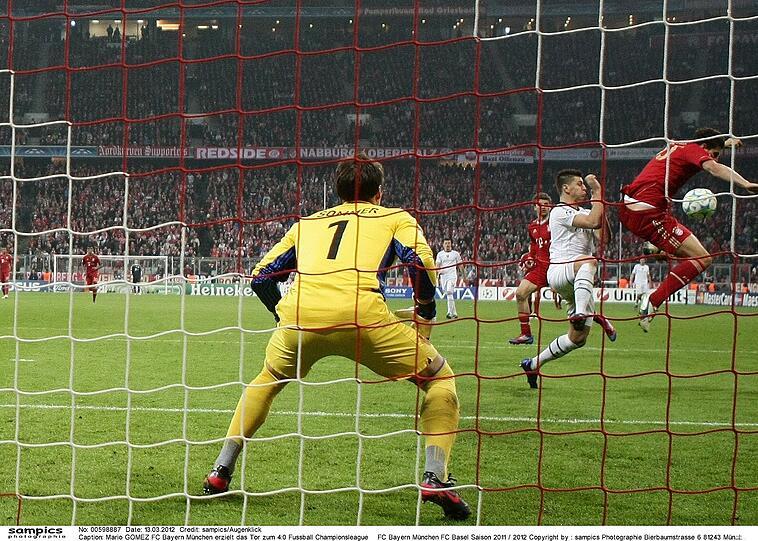 ... ja, gleich vier Treffer in einem Spiel glückten. Als erster deutscher Fußballer durfte
der Nationalstürmer einen Viererpack in der Champions League
bejubeln. Gomez schoss sich in der Torschützenliste damit bis auf zwei Treffer an den argentinischen Über-Fußballer Lionel Messi
vom FC Barcelona heran.
