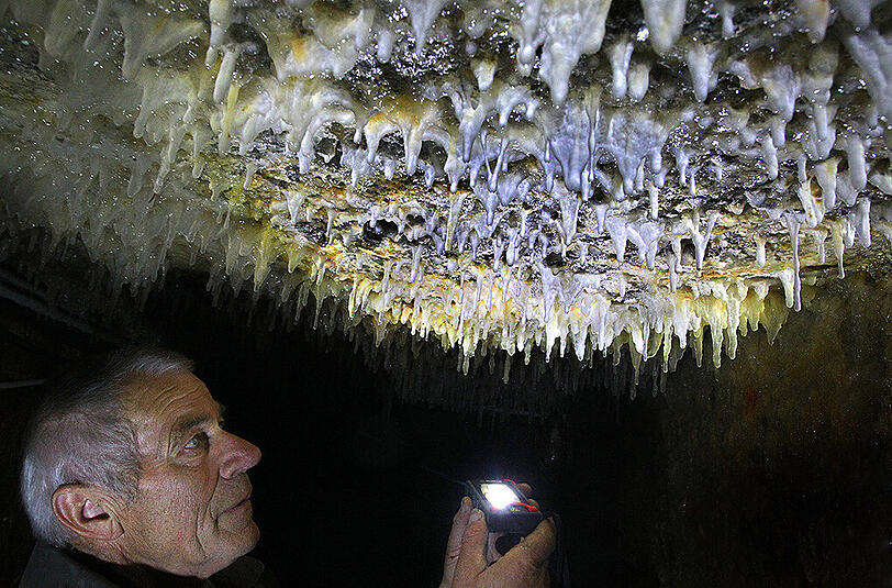 Einzigartige Naturerscheinung: Franz Hösle, Betreuer der unterirdischen Jodquelle Sulzbrunn ist faziniert von den an der Decke der Höhle hängenden schleimigen Fäden.