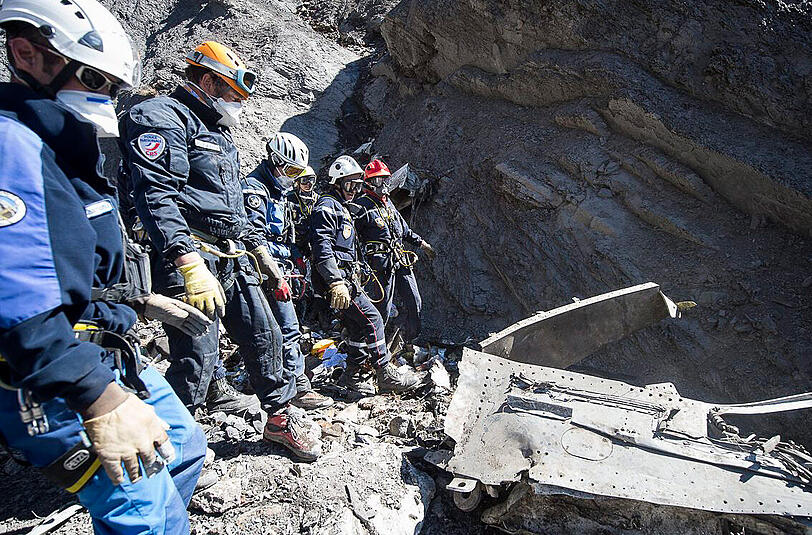 Die Einsatzkräfte haben mehrere Handys an der Absturzstelle in den französischen Alpen gefunden