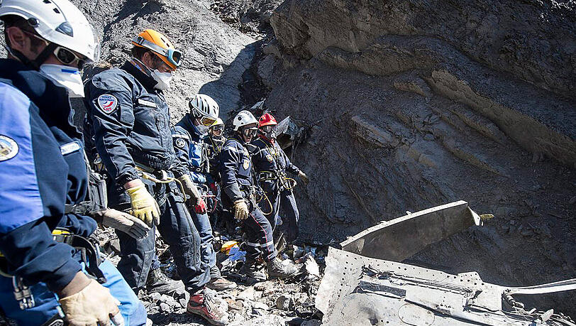 Die Einsatzkräfte haben mehrere Handys an der Absturzstelle in den französischen Alpen gefunden Die Einsatzkräfte haben mehrere Handys an der Absturzstelle in den französischen Alpen gefunden