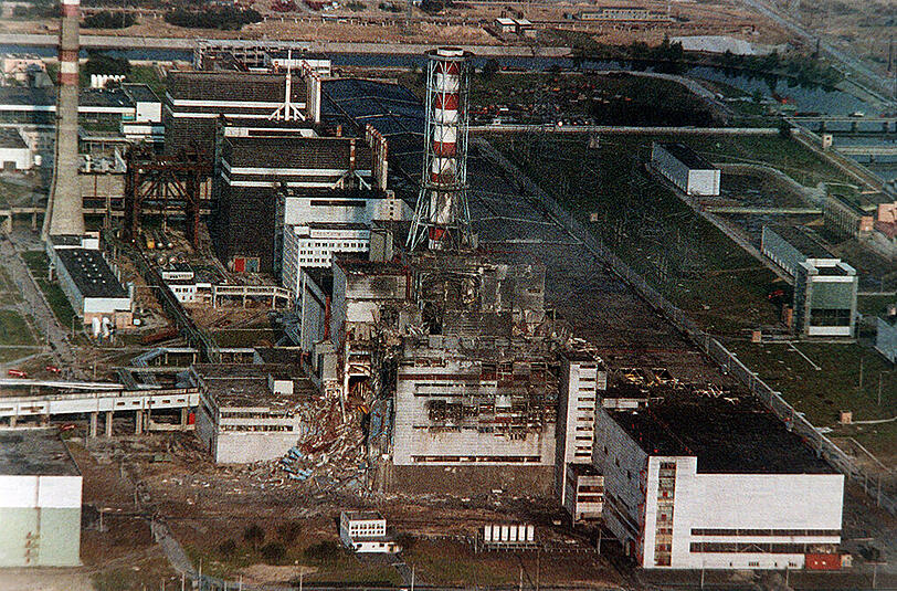 Blick auf den zerstörten Reaktor des Atomkraftwerkes Tschernobyl im Mai 1986.