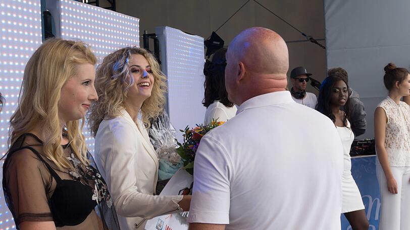Blonde Locken und ansteckendes Lachen: Das ist Wildcard-Gewinnerin Nadine. Die Fotos aus der Therme Erding.