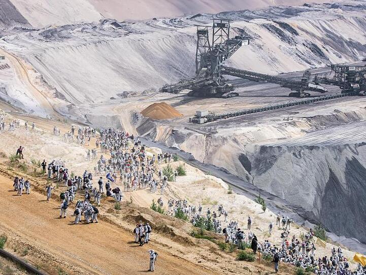 Umweltaktivisten im Tagebau Garzweiler im Juni.