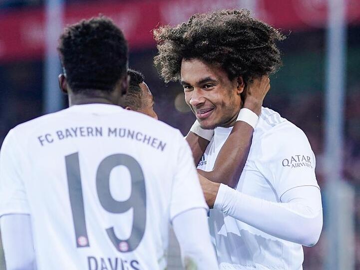 Gefeierter Mann beim Bayern-Sieg in Freiburg: Youngster Joshua Zirkzee (r).
