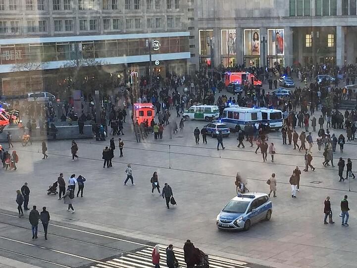 Menschengruppen, Polizeifahrzeuge und Krankenwagen stehen auf dem Alexanderplatz. Nach einem Aufruf in sozialen Medien ist es dort zu einer Massenschlägerei gekommen.