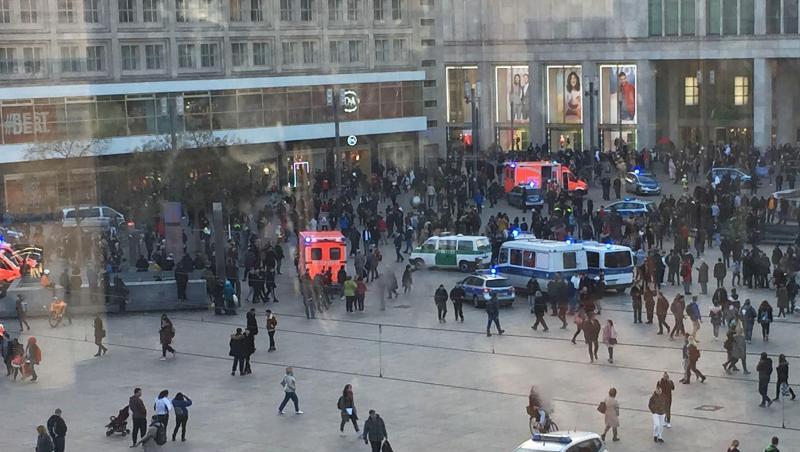 Menschengruppen, Polizeifahrzeuge und Krankenwagen stehen auf dem Alexanderplatz. Nach einem Aufruf in sozialen Medien ist es dort zu einer Massenschlägerei gekommen. Menschengruppen, Polizeifahrzeuge und Krankenwagen stehen auf dem Alexanderplatz. Nach einem Aufruf in sozialen Medien ist es dort zu einer Massenschlägerei gekommen.