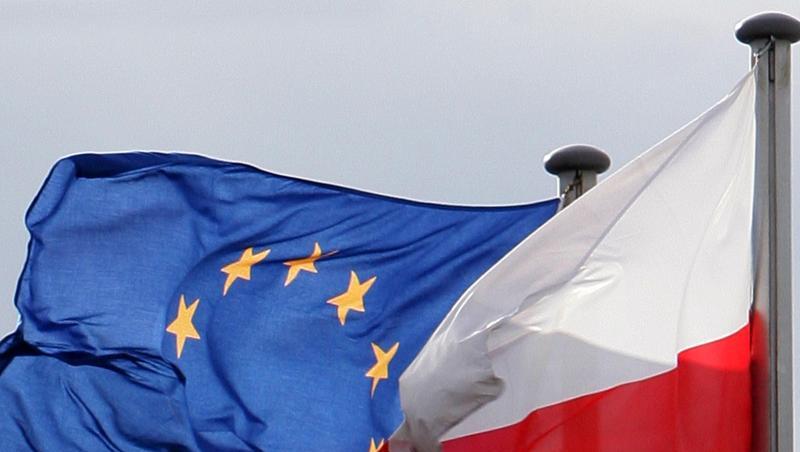 Die Fahnen der Europäischen Union (EU) und von Polen am deutsch-polnischen Grenzübergang.