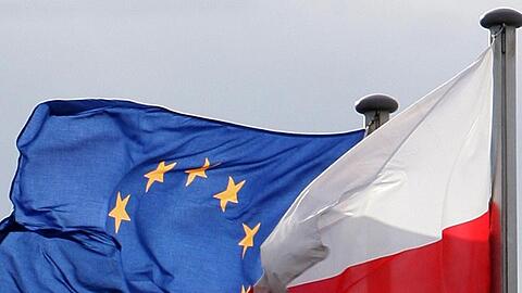 Die Fahnen der Europäischen Union (EU) und von Polen am deutsch-polnischen Grenzübergang.