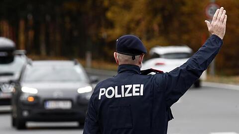 Verkehrskontrolle in Klagenfurt. Österreich leidet unter einer massiven vierten Infektionswelle.