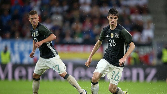 Die neue Doppel-Sechs? Im Länderspiel gegen die Slowakei im Sommer 2016 hat das mit Kimmich und Weigl (r.) schon mal geklappt.