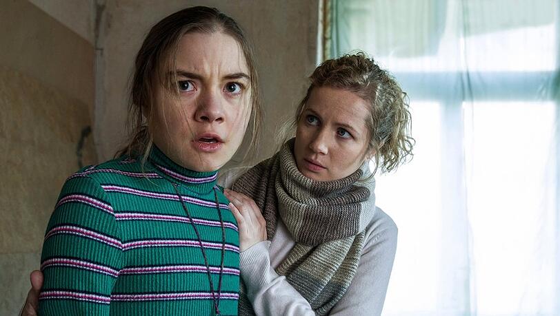 "Tatort: Parasomnia": Leonie Winkler (Cornelia Gröschel, r.) tröstet Talia (Hannah Schiller), die vor Angst erstarrt ist. "Tatort: Parasomnia": Leonie Winkler (Cornelia Gröschel, r.) tröstet Talia (Hannah Schiller), die vor Angst erstarrt ist.
