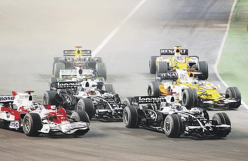 Rosberg fährt voran, wie hier beim Start des Singapur-Rennens, als er die Mittelfeld-Gruppe anführte. Am Ende landete der Williams-Pilot auf Rang zwei.