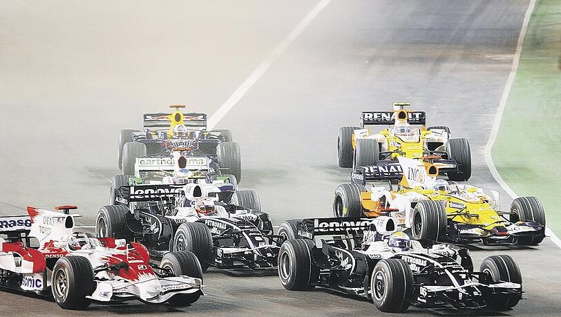 Rosberg fährt voran, wie hier beim Start des Singapur-Rennens, als er die Mittelfeld-Gruppe anführte. Am Ende landete der Williams-Pilot auf Rang zwei. Rosberg fährt voran, wie hier beim Start des Singapur-Rennens, als er die Mittelfeld-Gruppe anführte. Am Ende landete der Williams-Pilot auf Rang zwei.