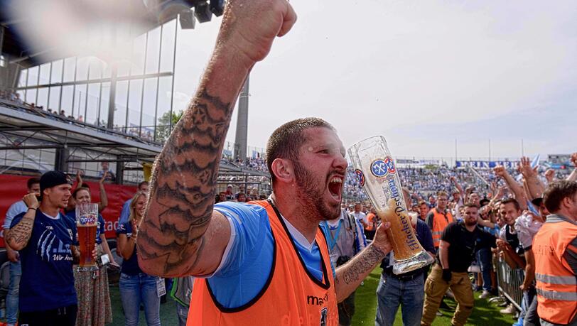 Hier jubelt Sascha Mölders am Ende der Saison 2017/28 im Sechzgerstadion über den Aufstieg in die dritte Liga. Ein Jahr zuvor hatte er den bitteren Gang von der 2. Bundesliga in die Regionalliga angetreten. Hier jubelt Sascha Mölders am Ende der Saison 2017/28 im Sechzgerstadion über den Aufstieg in die dritte Liga. Ein Jahr zuvor hatte er den bitteren Gang von der 2. Bundesliga in die Regionalliga angetreten.