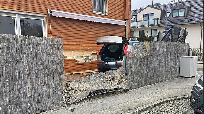 Der Wagen hat den Zaun durchbrochen und die Hauswand demoliert.