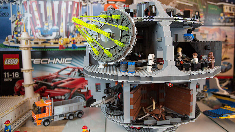 Wer schon immer mal den Lego-Todesstern aus Star Wars nachbauen wollte, ihn sich aber nicht leisten konnte, hat in München bald die Gelegenheit dazu. Wer schon immer mal den Lego-Todesstern aus Star Wars nachbauen wollte, ihn sich aber nicht leisten konnte, hat in München bald die Gelegenheit dazu.