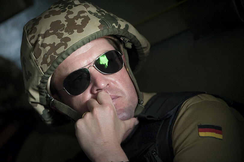 Ein Monteur kommt ins Verteidigungsministerium. An der Pforte wird er vom wachhabenden Soldaten gefragt, was er will. &ldquo;Ich soll hier den Kopierer reparieren&rdquo;, sagt der Monteur. &ldquo;Oh&rdquo;, entgegnet der Soldat, &ldquo;das geht heute nicht, der Minister ist in Afghanistan.&rdquo;