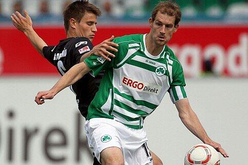 Kleeblatt-Kapitän Thomas Kleine im Clinch mit Bielefelds Nils Fischer (l.).