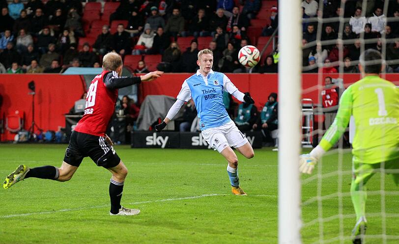 Jannik Bandowski Note 2

Konnte seine Schnelligkeit kaum einsetzen, dafür in der Defensive gefordert: Verhinderte das 0:2 auf der Linie (75.). Dann das Happy End: Traf zum umjubelten Ausgleich (85.).