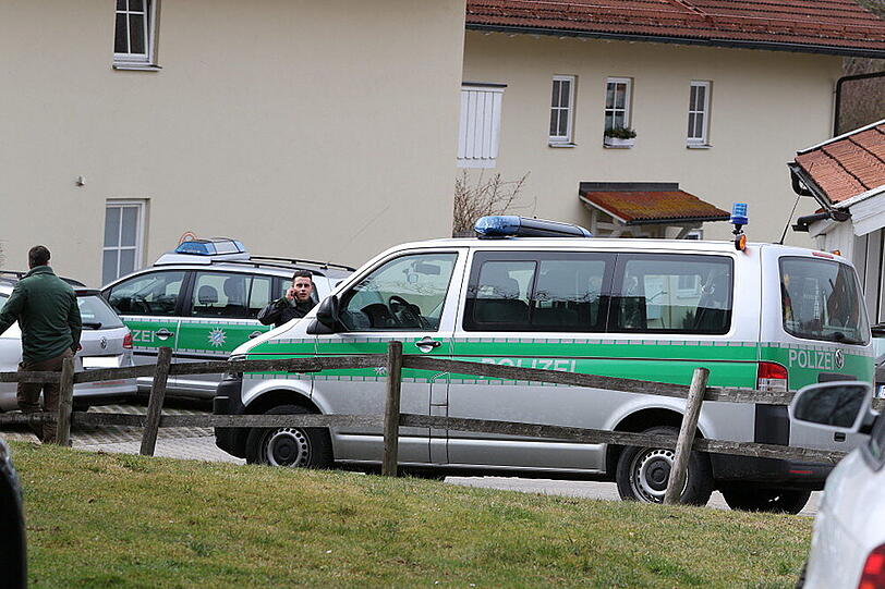 Bilder vom großen SEK-Einsatz in Chieming. Ein 54-jähriger Mann verschanzte sich schwer bewaffnet in seiner Wohnung.