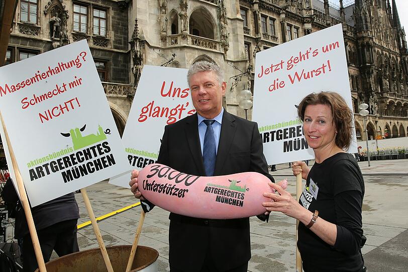 Am Dienstag wurde die Unterschriftenliste an Münchens Oberbürgermeister Dieter Reiter übergeben. Daneben wird zusätzlich die Kunstinstallation "Alles hat ein Ende ... (nur die Wurst hat keins)" des Künstlerkollektivs "Neozoon" auf dem Marienplatz ausgestellt.