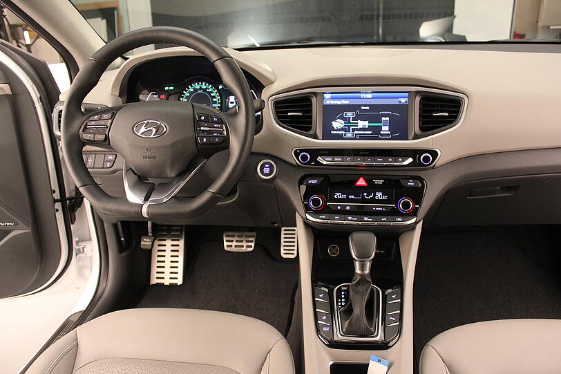 Das zentrale Display zeigt bei der Hybrid-Variante an, welcher der beiden Motoren aktiv ist.
