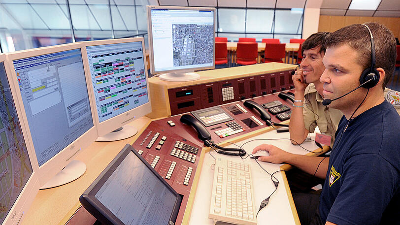 Der Mitarbeiter in der Integrierten Leitstelle der Müchner Feuerwehr leistete mittels Telefon Erste Hilfe. (Archivbild)