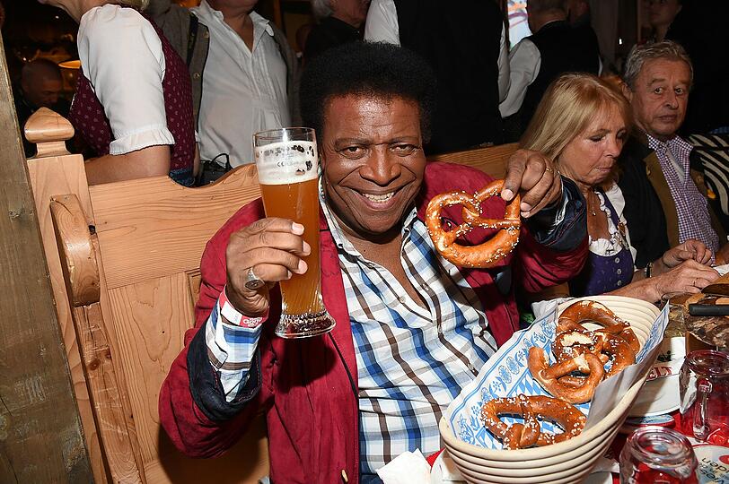 Radio Gong Wiesn: Roberto Blanco genießt Brotzeit und sein Weißbier