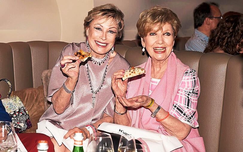 So ladylike kann Trüffelpizza gegessen werden: Antje-Katrin Kühnemann und Carolin Reiber (r.).