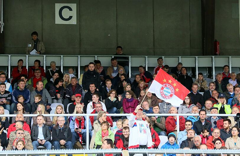 Und hier jubeln als erstes die Fans des FC Bayern.