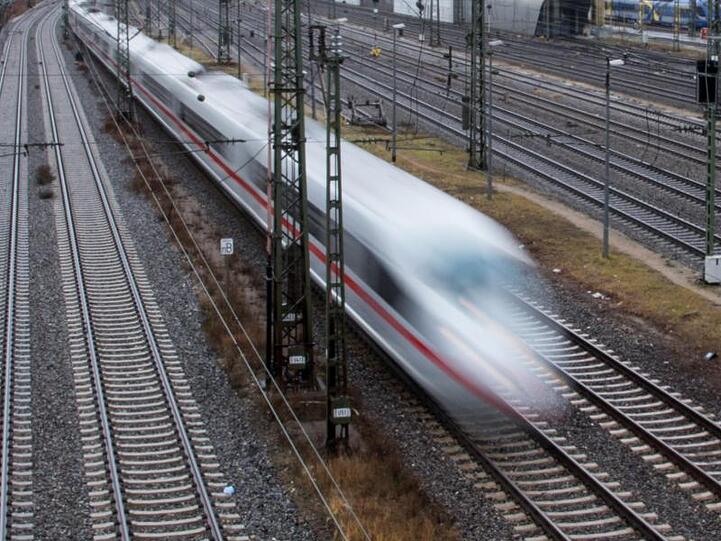 Schnell - und stromhungrig: Ein ICE-Sprinter der Bahn in voller Fahrt.